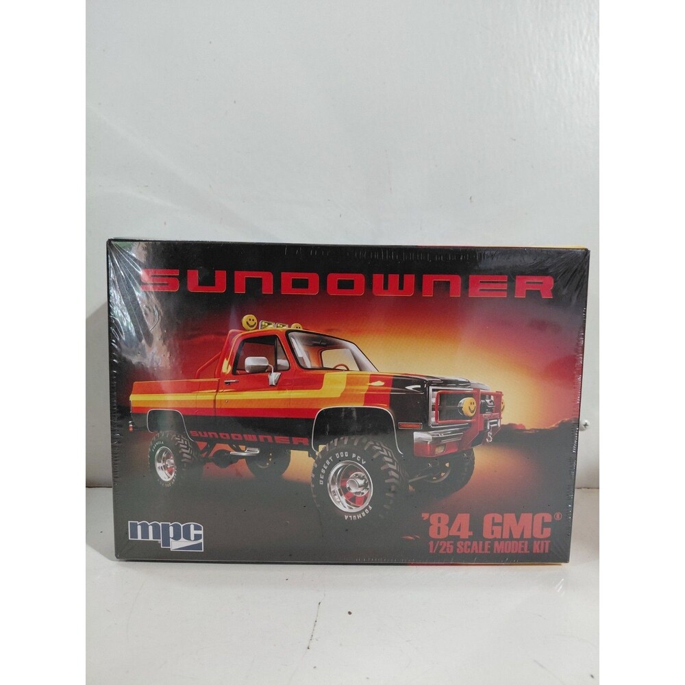 MPC 1025 1:25 Scale Sundowner Squarebody 1984 GMC Pickup Truck Model Kit
